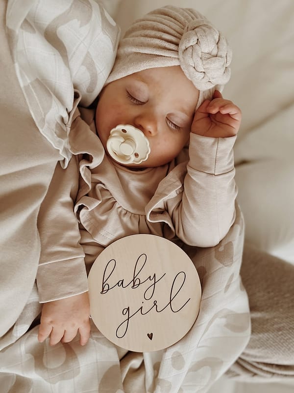 Baby_girl_Maedchen_Babylux_Richterswil_Schweiz_baby_Oh_baby_Holz_Welcome_Newborn_Deco_Meilenstein_